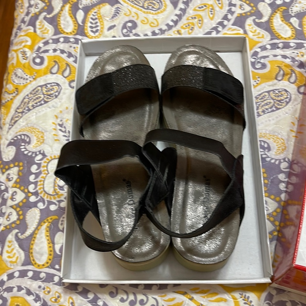 LIKE BRAND NEW Pierre Dumas size 9 black platform sandals